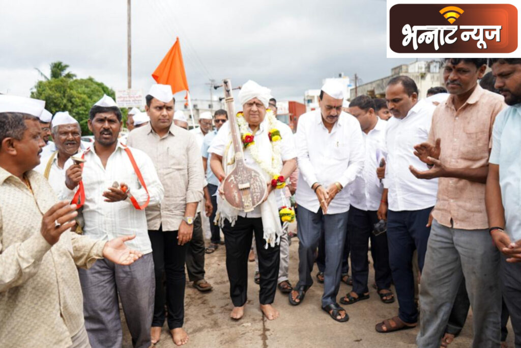 विठ्ठल-रखुमाईच्या जयघोषात तल्लीन झाले वैद्यकीय शिक्षण मंत्री हसन मुश्रीफ लिंगनूर कापशी येथे दिंडीचे पूजन गळ्यात विना, टाळ आणि भगवी पताका घेऊन दिंड्यामध्ये सहभागी नामदार हसनसाहेब मुश्रीफ फाउंडेशनच्यावतीने वारकऱ्यांना करणार २५ हजार रेनकोटांचे वाटप